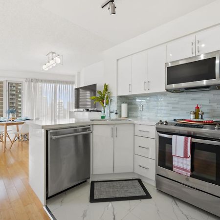 Modern 2-Bedroom Condo W Floor To Ceiling Windows Торонто Екстериор снимка