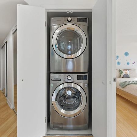 Modern 2-Bedroom Condo W Floor To Ceiling Windows Торонто Екстериор снимка