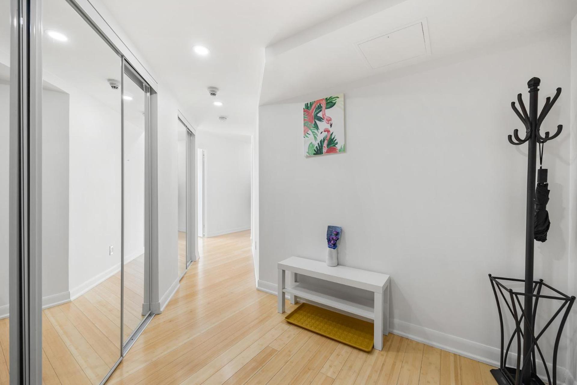 Modern 2-Bedroom Condo W Floor To Ceiling Windows Торонто Екстериор снимка