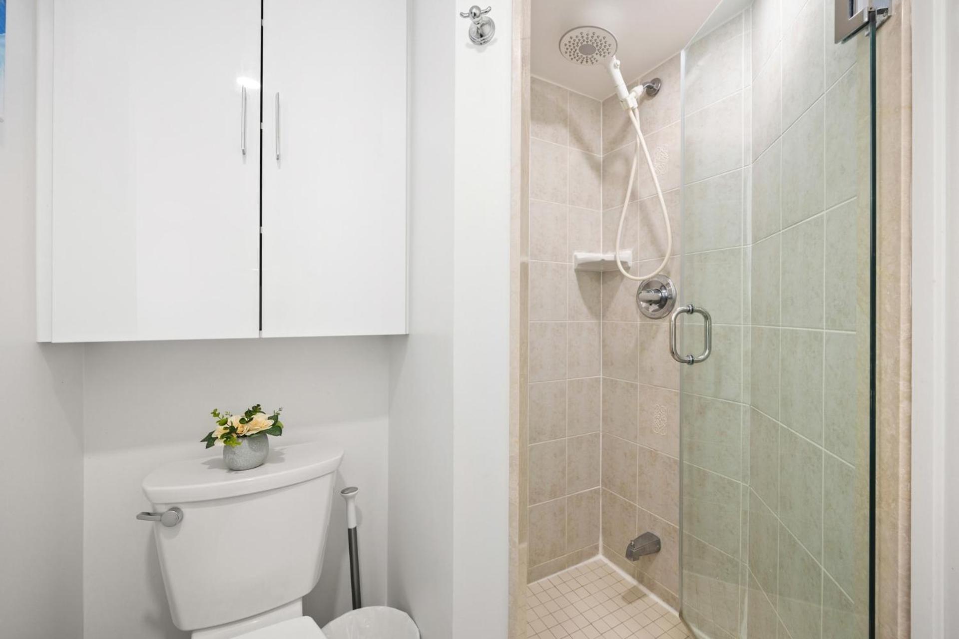 Modern 2-Bedroom Condo W Floor To Ceiling Windows Торонто Екстериор снимка