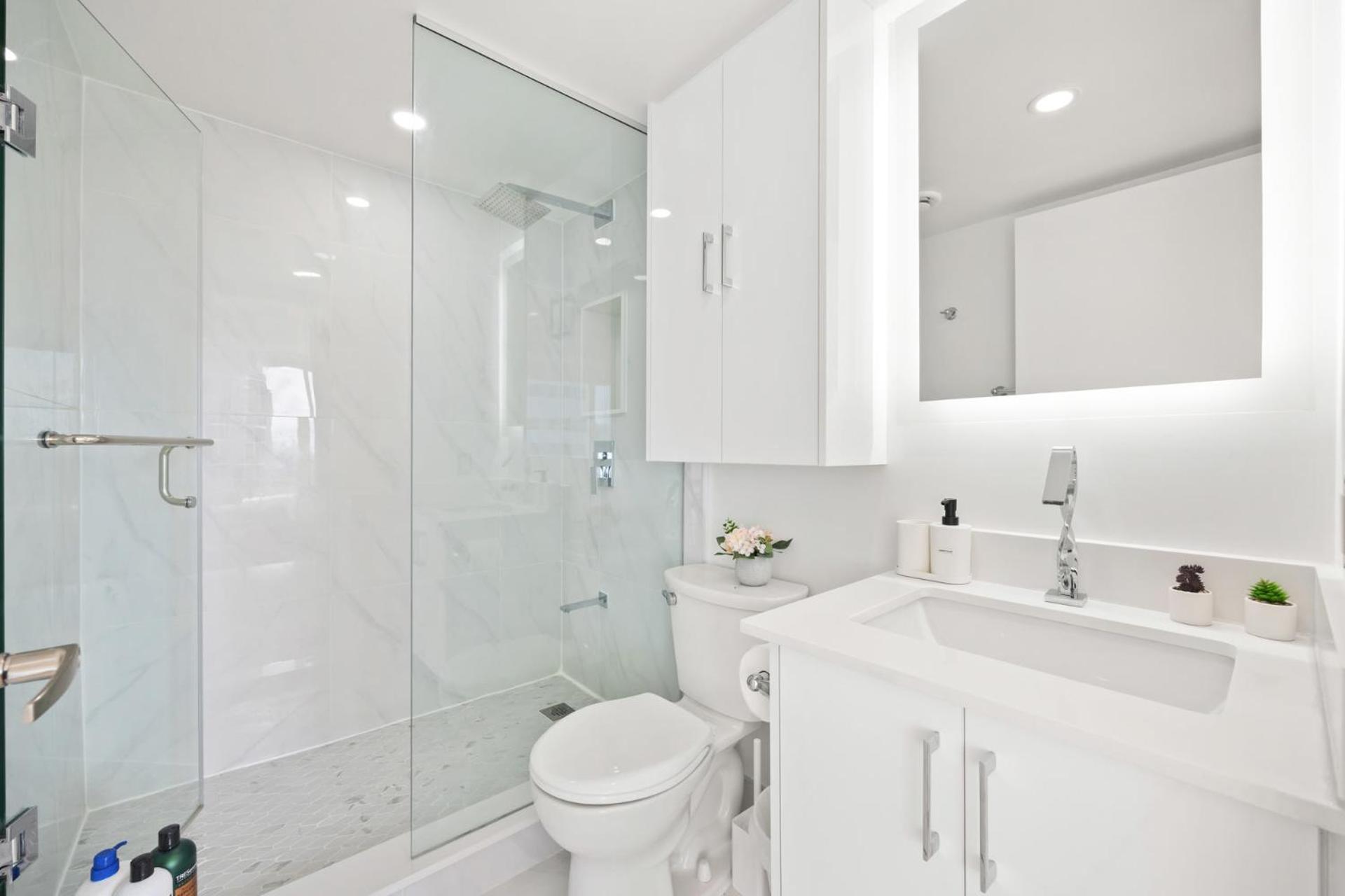 Modern 2-Bedroom Condo W Floor To Ceiling Windows Торонто Екстериор снимка