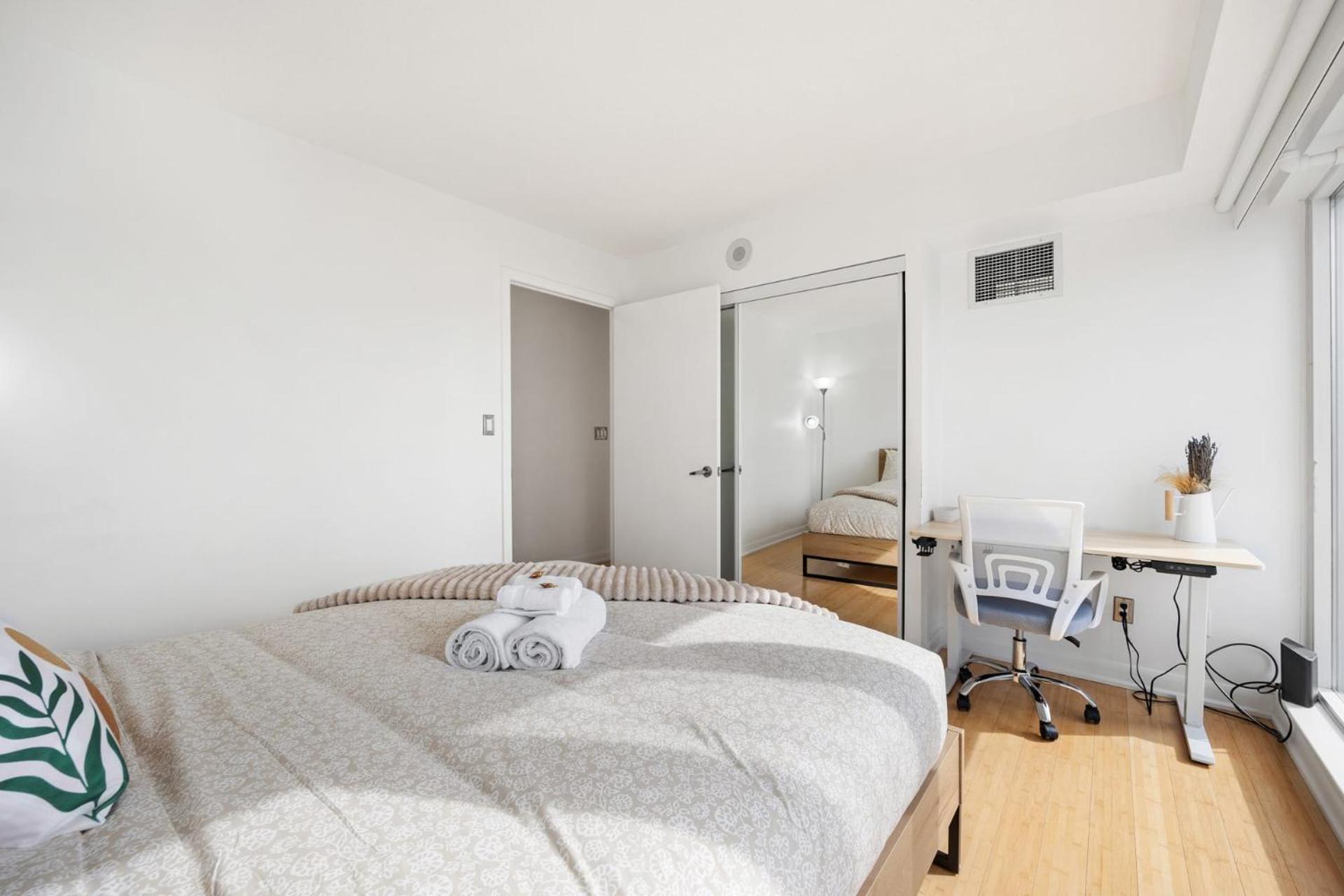Modern 2-Bedroom Condo W Floor To Ceiling Windows Торонто Екстериор снимка