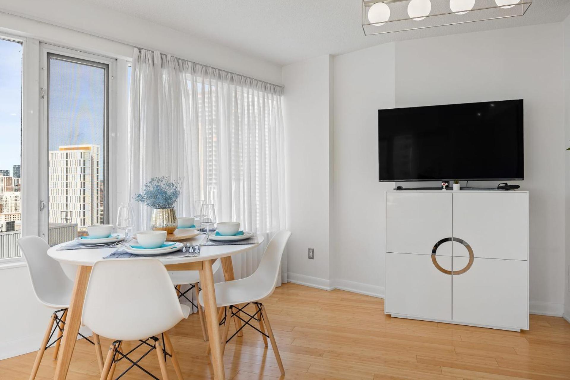 Modern 2-Bedroom Condo W Floor To Ceiling Windows Торонто Екстериор снимка