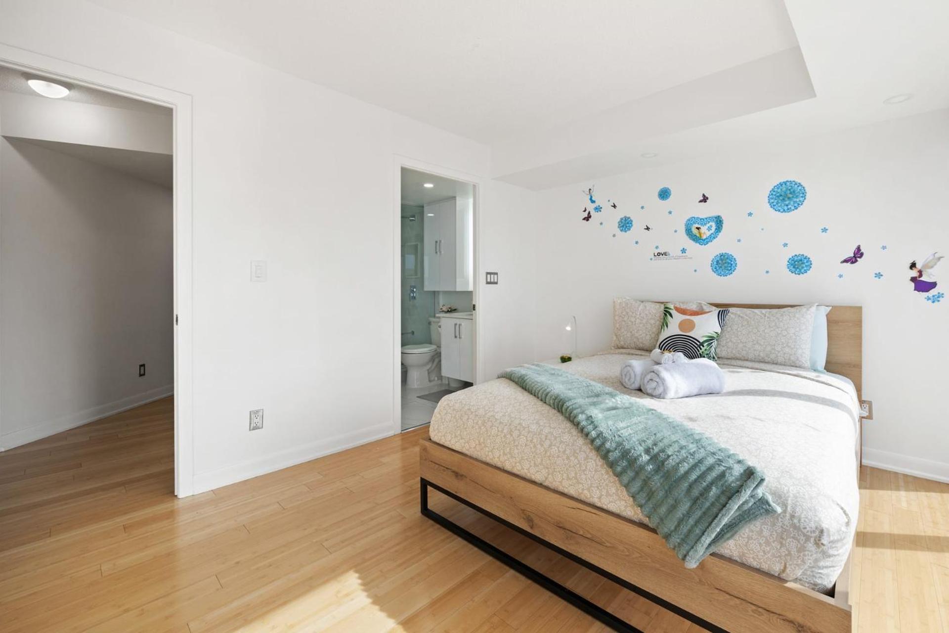 Modern 2-Bedroom Condo W Floor To Ceiling Windows Торонто Екстериор снимка