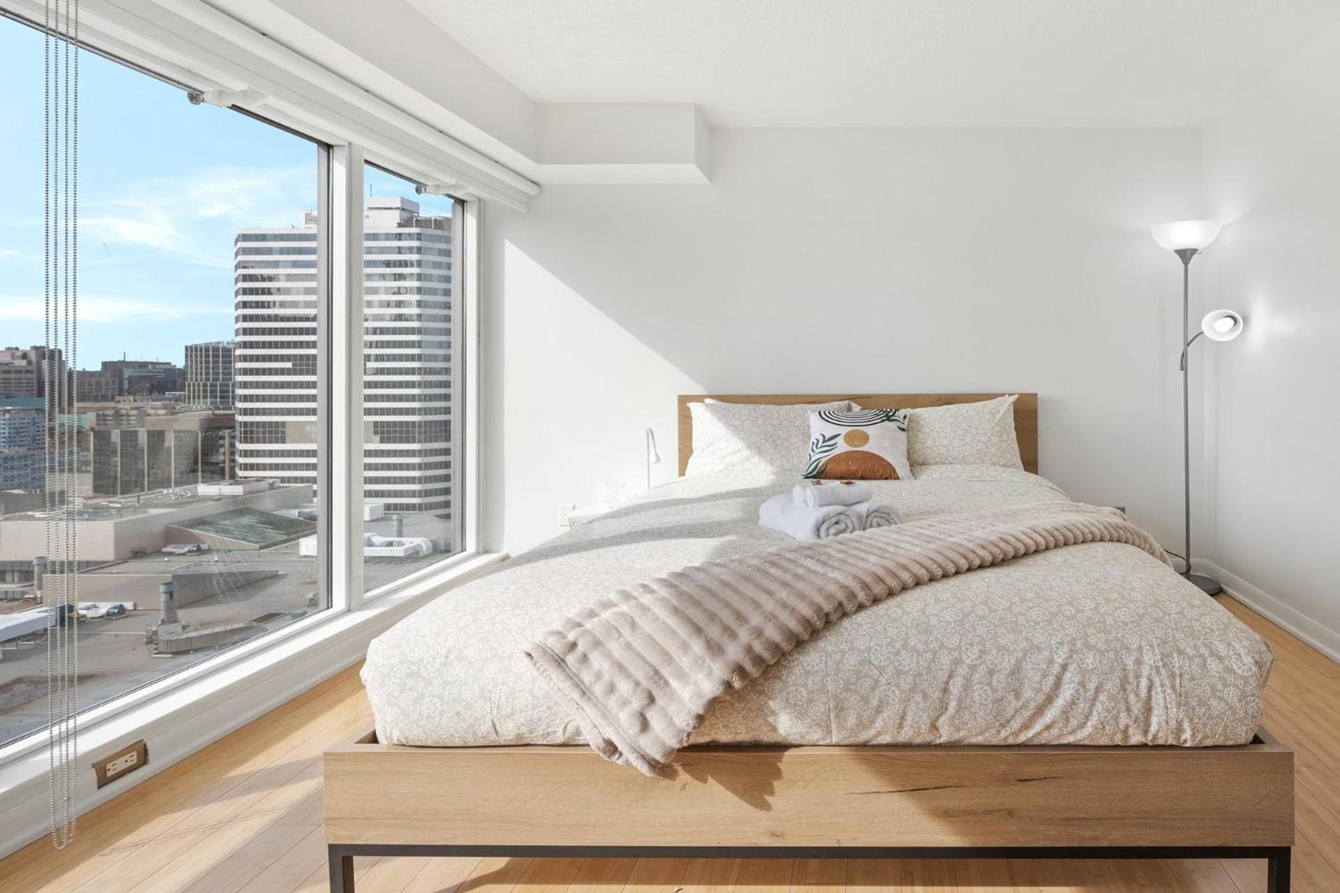 Modern 2-Bedroom Condo W Floor To Ceiling Windows Торонто Екстериор снимка