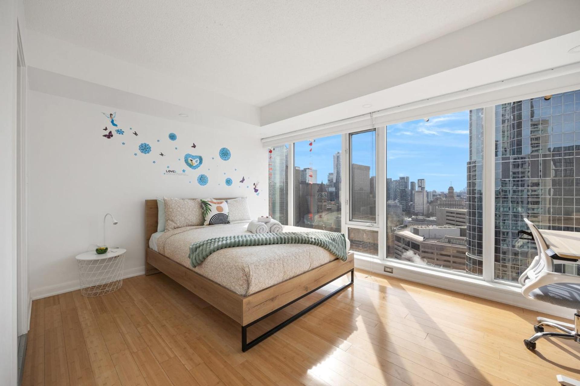Modern 2-Bedroom Condo W Floor To Ceiling Windows Торонто Екстериор снимка