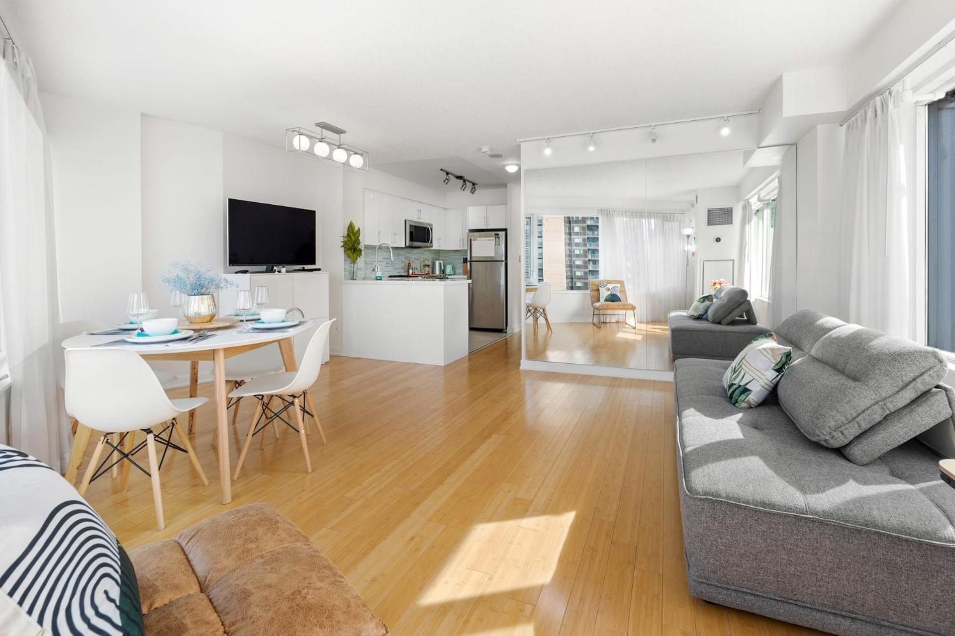 Modern 2-Bedroom Condo W Floor To Ceiling Windows Торонто Екстериор снимка